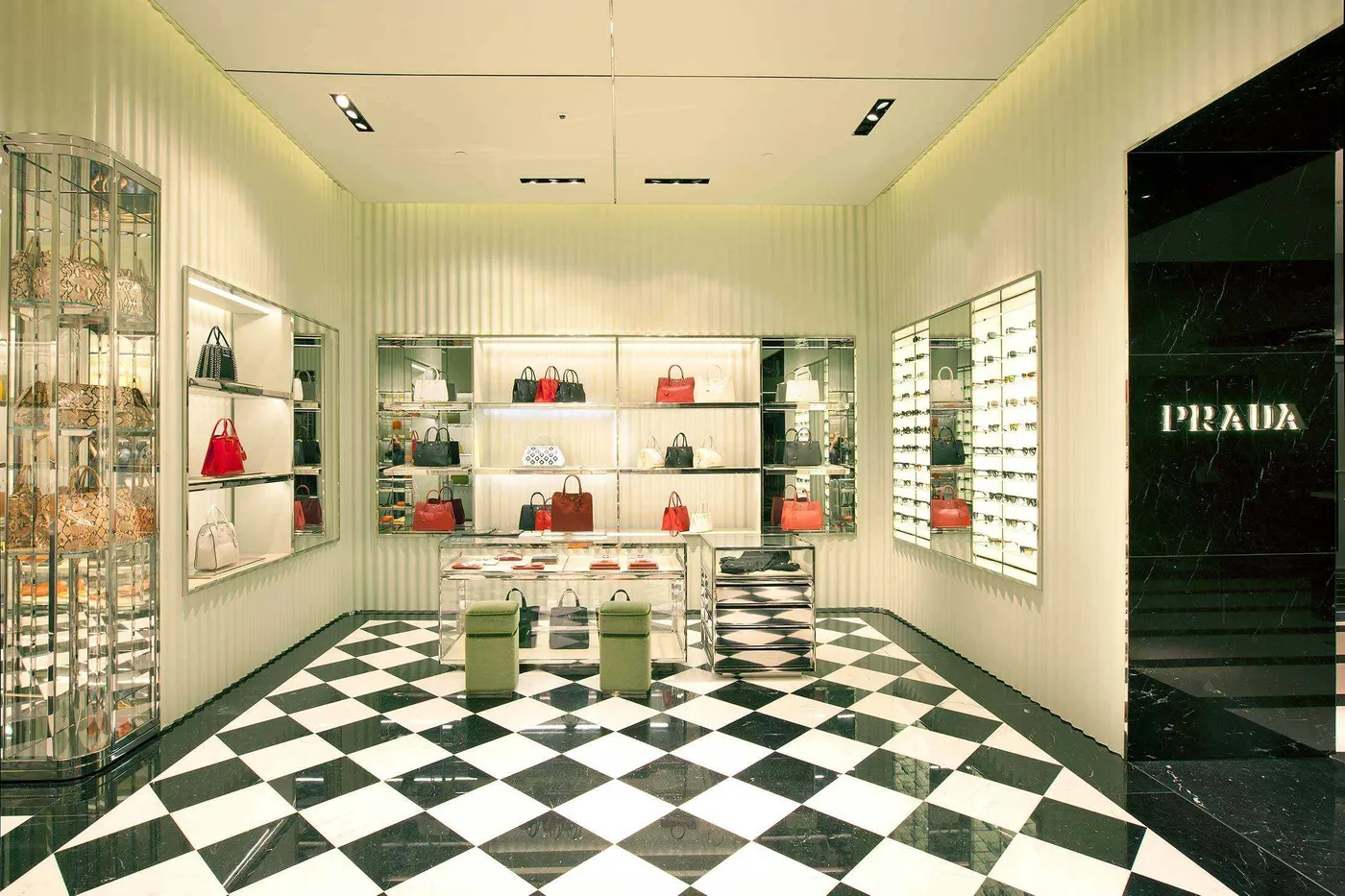 Prada Aventura MG 4524 2